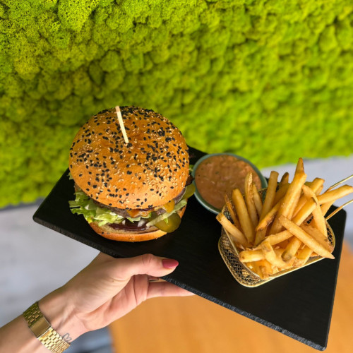 Burger s marinovaným vepřovým bokem, kimchi